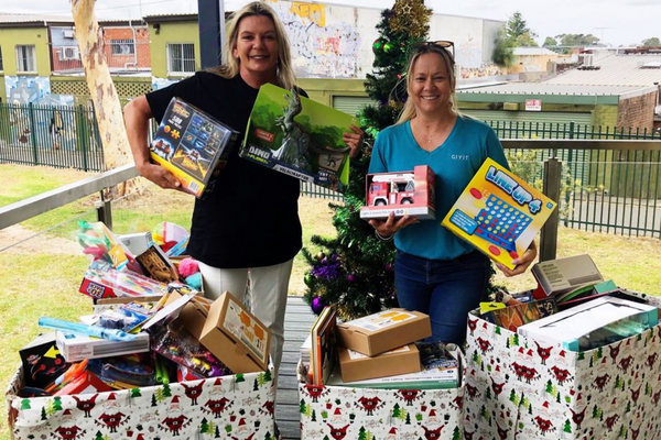 Linda from Haweskbury's Helping Hands and Kirsty from GIVIT holding toys donated by Narwee Public School students